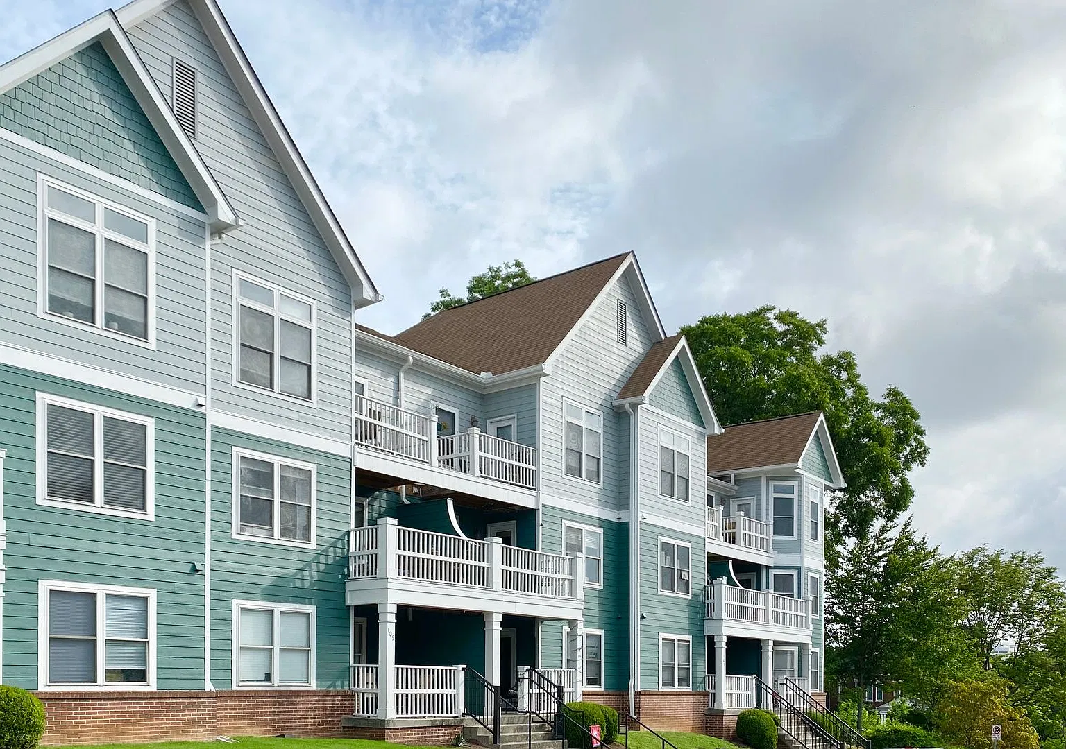 Great Top Floor End Unit For $3,375, Lease Includes Two Parking Spaces! Sign Now, Move In 8/11/27 — Photo 1