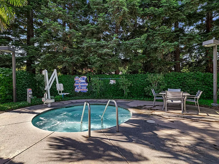 Sterling Oaks Luxury Apartments — Photo 8