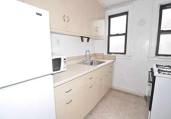 3rd image of 3973 47th St #2R