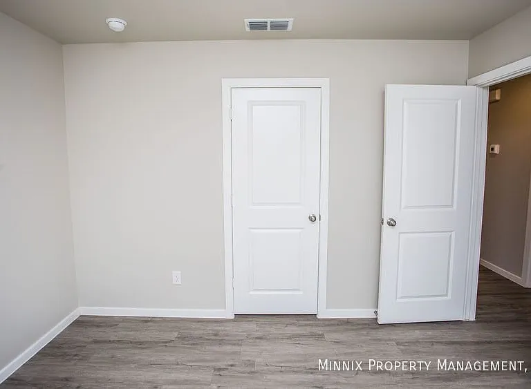 2035 Kenwood Ave — Photo 18
