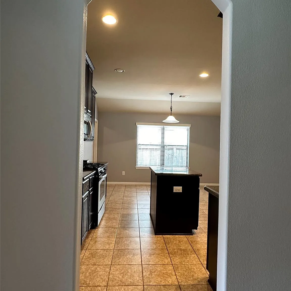 3 bed, 2.5 bath, 2039 sqft, $2,100 — Photo 4