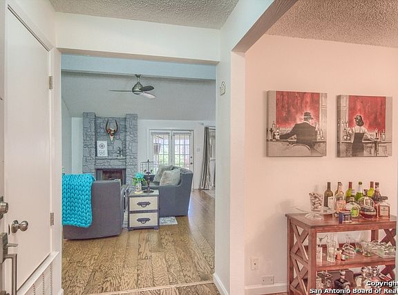 3rd image of 2915 Floral Way Dr