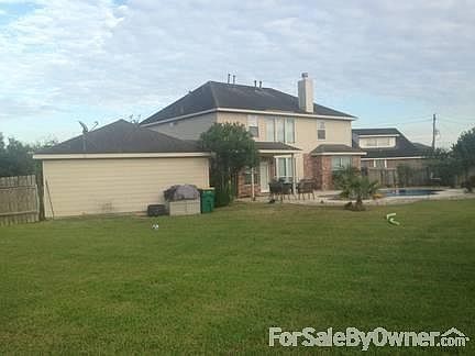 HUGE BACKYARD WITH POOL!!! : YARD IS HUGE FOR ANY OUTSIDE ACTIVITY BBQ OR SPEND SOME TIME BY THE POO
