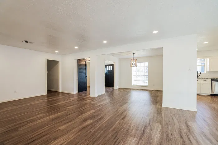 4 bed, 2.5 bath, 2374 sqft, $2,495 — Photo 3