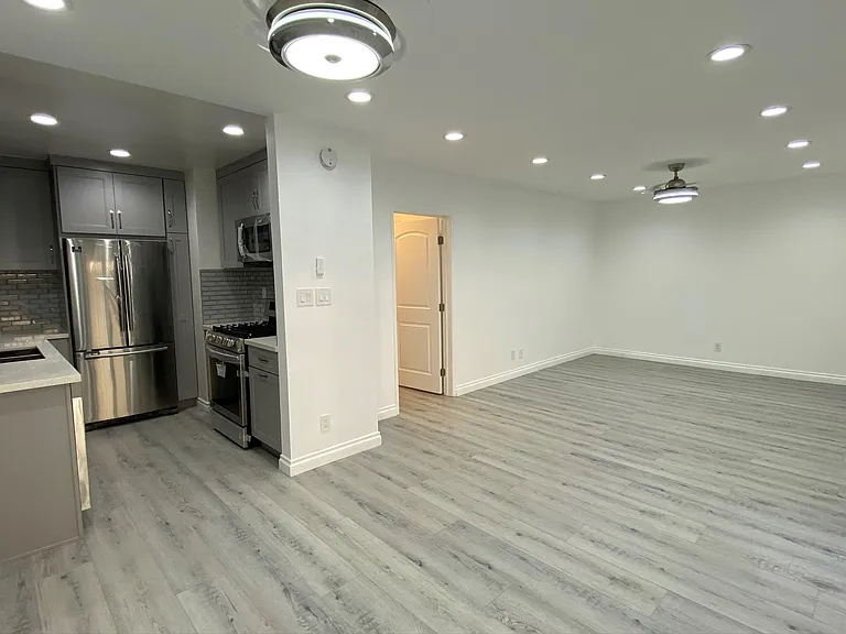 513 Avenue G #G — Photo 8