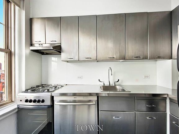 4th image of 302 W 12th St APT 9D