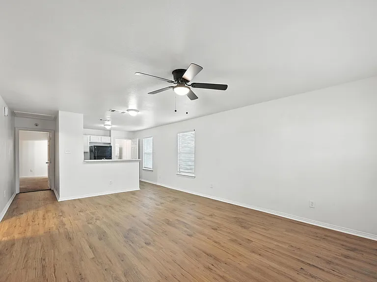 1713 Manor Garden Curv — Photo 4