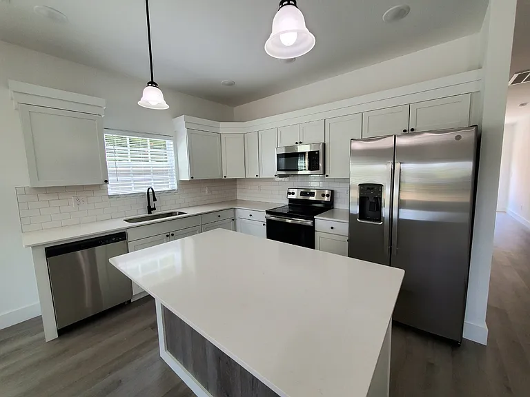 818 Berry Rd — Photo 6