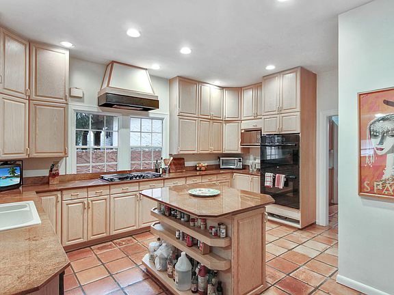 3rd image of 424 Seaspray Ave