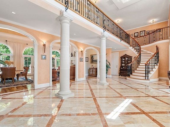 3rd image of 193 Bay Colony Dr