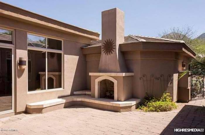 Private gated/courtyard