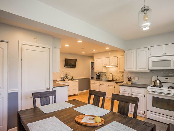 Dining rm @kitchen -main lv