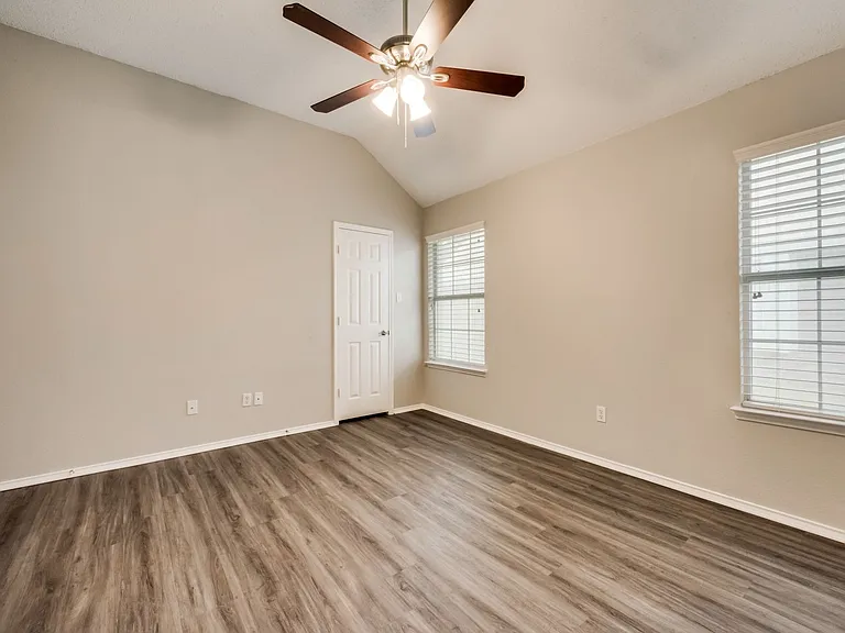 806 Ashley Ln — Photo 13