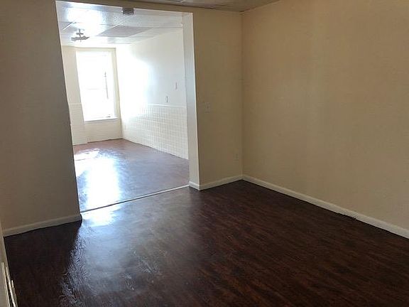 Livingroom looking to kitchen