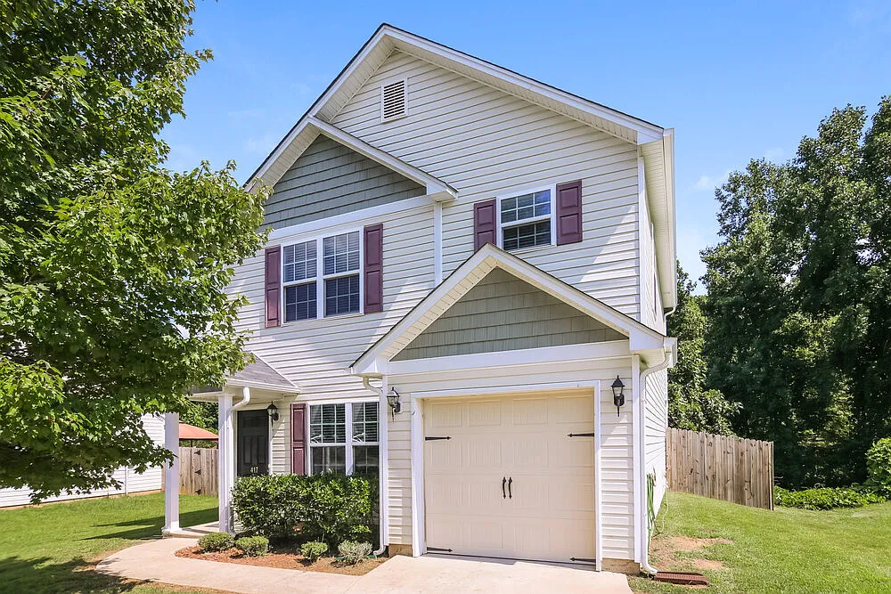 3 bed, 2.5 bath, 1220 sqft, $2,410 — Photo 1