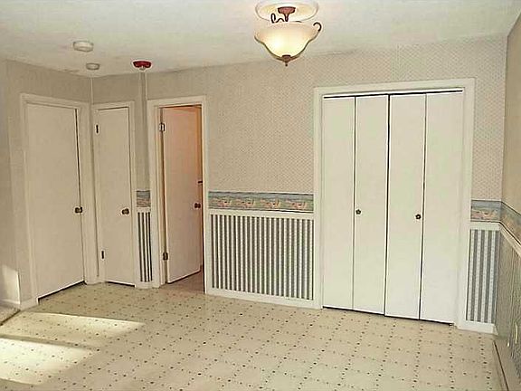 3rd image of 11 Apple Valley Pkwy APT 9
