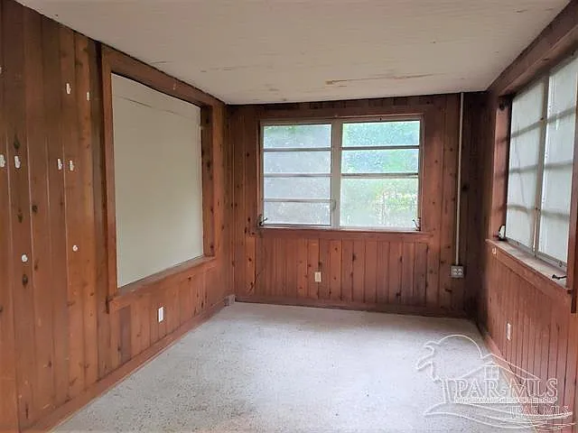 537 E Amber St — Photo 2