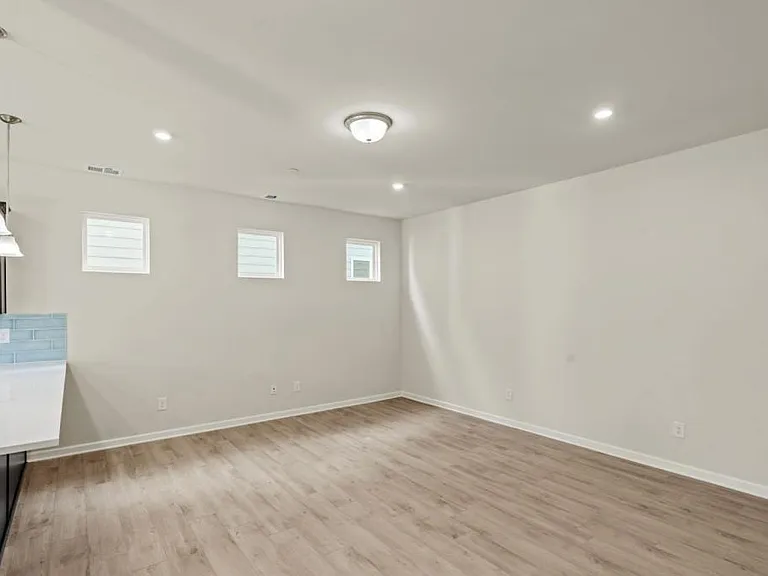 222 Emmett Dr — Photo 7