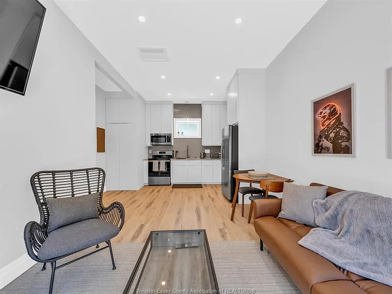 675 Bedford St #B — Photo 6