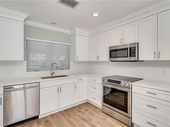 5th image of 2124 NE 58th St
