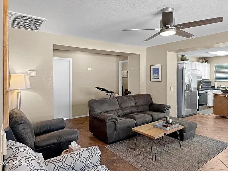 3 bed, 2.0 bath, 1231 sqft, $2,290 — Photo 4