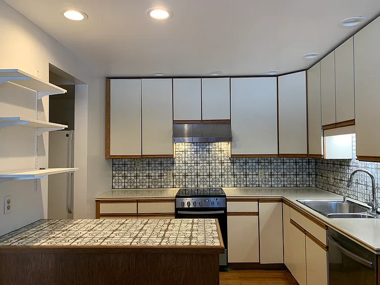Kitchen (ample cabinet space)