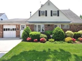 12 Constable Ln, Levittown, NY 11756