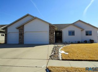 1212 S Dundee Dr, Sioux Falls, SD 57106