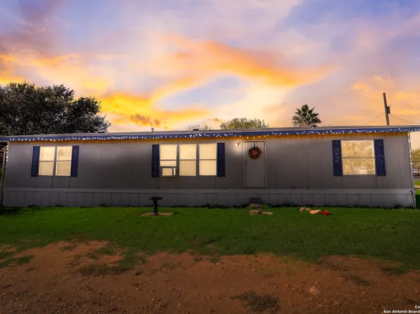 302 Devilbiss St., Pearsall, TX 78061
