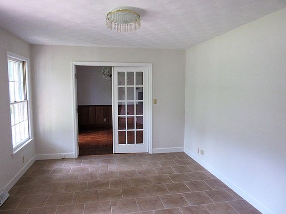 3rd image of 205 Fox Hollow Dr