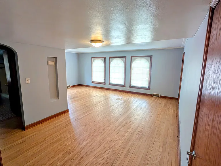 2915 W Capitol Dr #2 — Photo 2