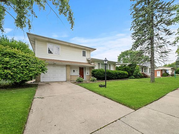 2nd image of 440 W Arquilla Dr