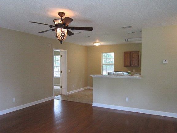 4th image of 2281 Poinsettia Cir