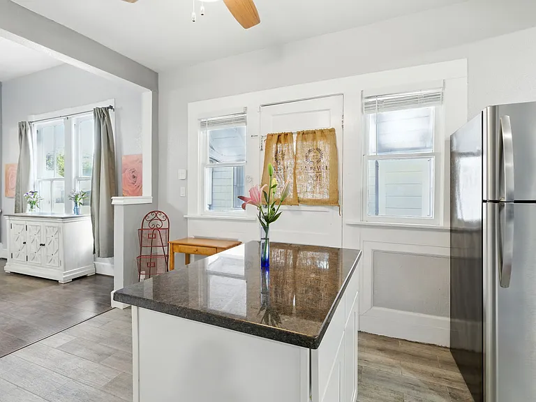 629 Delmar St — Photo 14
