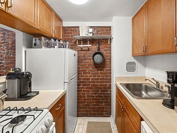 5th image of 324 Pearl St APT 5A