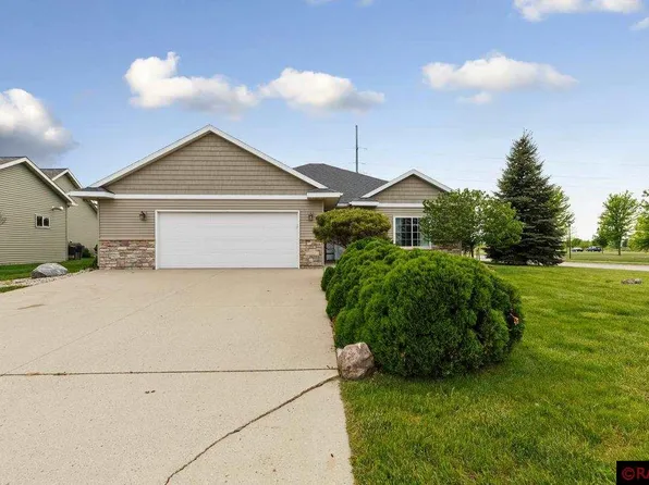 2233 Fairbanks Dr, North Mankato, MN 56003