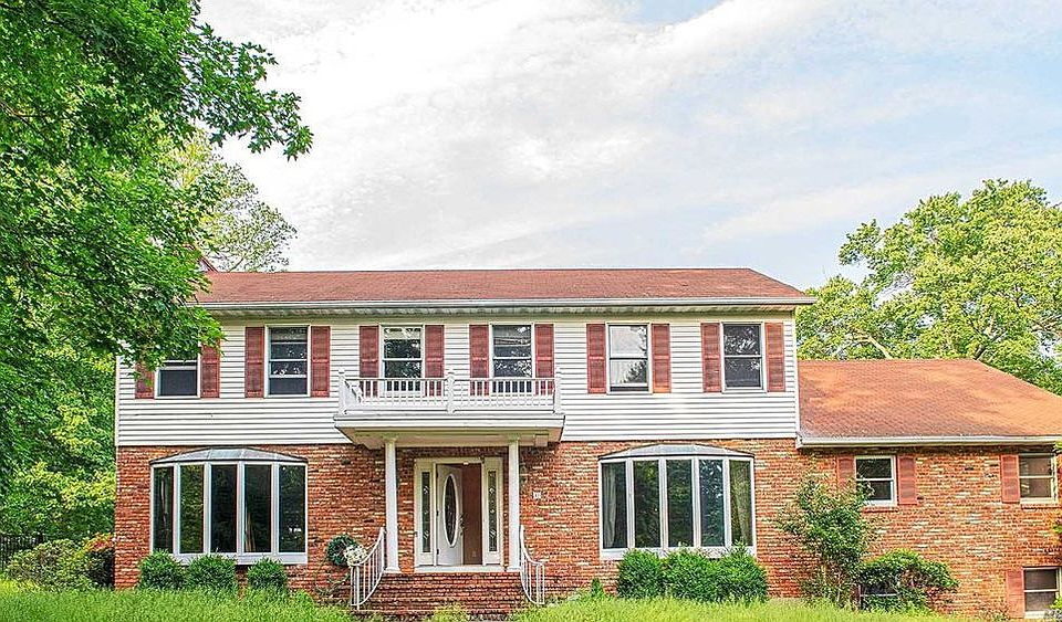 1st image of 17 Louis Dr