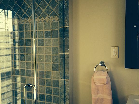 Renovated luxury bath w/radiant floor