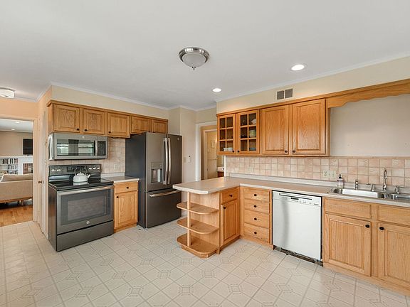 5th image of 219 Towne Hill Road