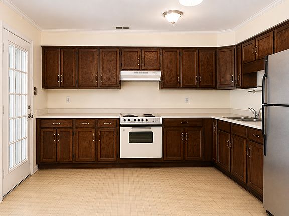 4th image of 2152 Westbury Ct SW #1