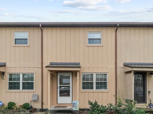 1023 Marina Dr APT 5, Hurricane, WV 25526