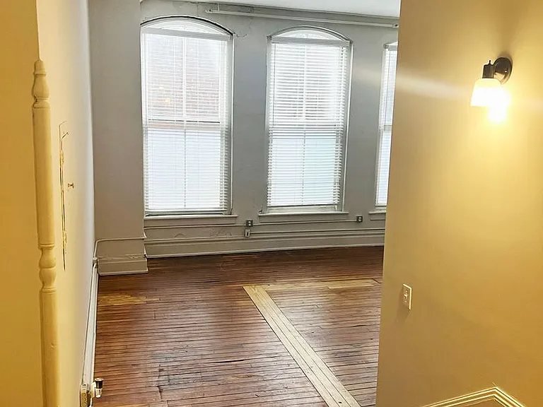 442 Main St — Photo 2