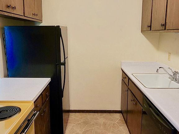 Galley Kitchen: Oven/range; refrigerator; dishwasher.