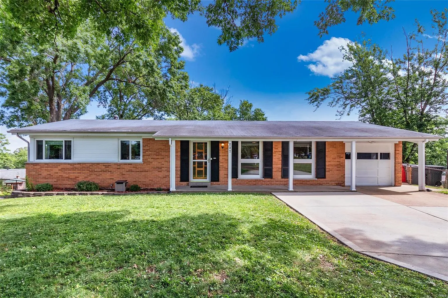 727 Hinder Dr photo 1