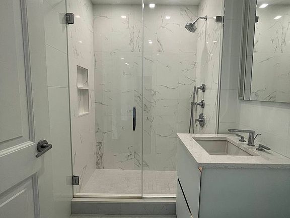 4th image of 300 E 64th St APT 18B