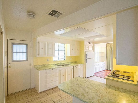 7327 San Luis Kitchen