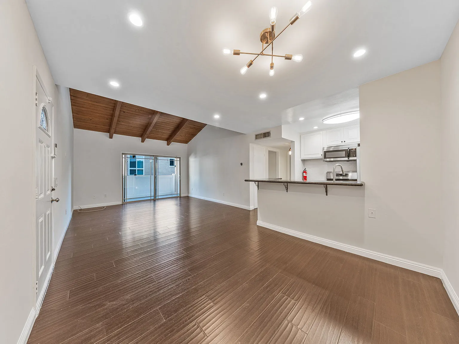 2 bed, 902 sqft, $2,550 — Photo 2