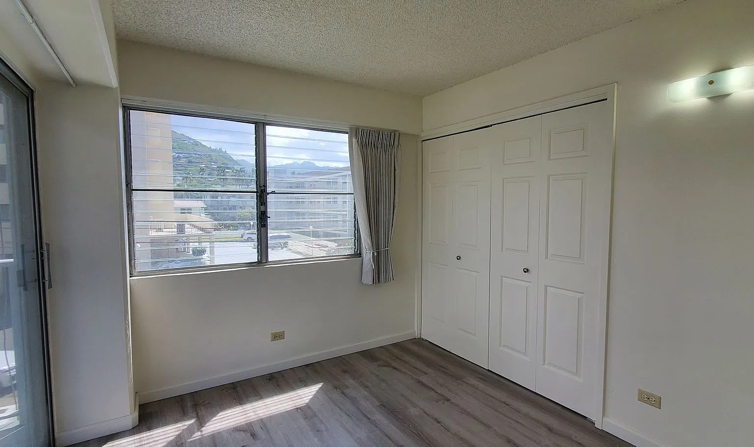 Available Now! 2 Bed, 1.5 Bath. Awesome Location, Large Lanais. — Photo 3
