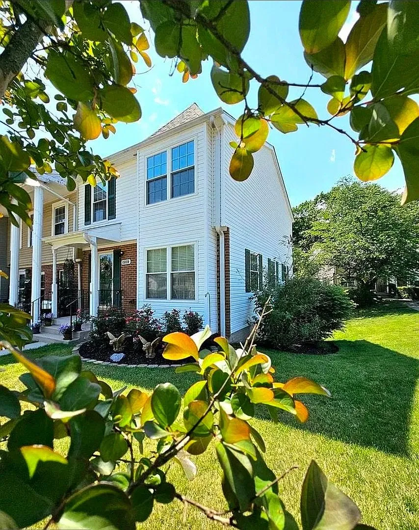 Charming 3BR Townhome in Woodbridge — Photo 1
