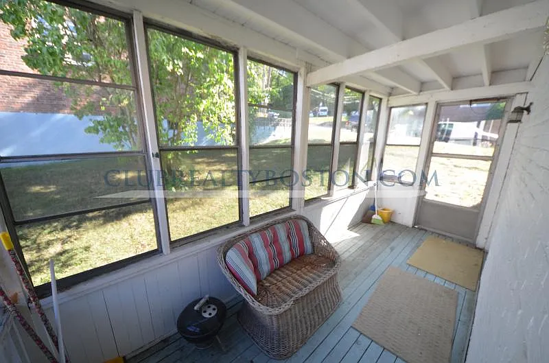 3 bed, 1.0 bath, 1300 sqft, $3,750 — Photo 4